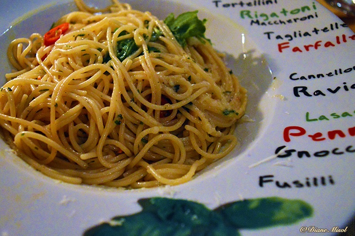 Spaghetti Aglio. Al Colosseo Trattoria Restaurant, Berlin. Review