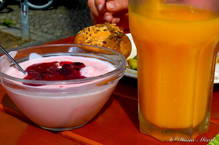 Fresh Pressed Orange Juice & Yogurt. Cafe 100 Wasser, Restaurant in Berlin